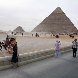 Imagen de turistas visitando las Pirámides de Giza, en Egipto. Egipto recibió un récord de casi 19 millones de turistas en 2025, un 21 por ciento más que el año anterior, dijo el ministro de Turismo y Antigüedades, Sherif Fathy. | Foto:Xinhua/Ahmed Gomaa