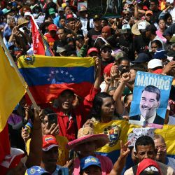 Personas asisten a una manifestación en apoyo al presidente destituido Nicolás Maduro en Caracas. El secretario de Energía de EE. UU., Chris Wright, declaró que Washington controlará las ventas de petróleo venezolano "indefinidamente", un día después de que el presidente Donald Trump anunciara que los líderes interinos de Venezuela habían acordado la comercialización, bajo control estadounidense, de entre 30 y 50 millones de barriles de crudo. | Foto:RONALDO SCHEMIDT / AFP