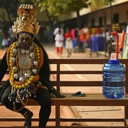 Una artista vestida como la diosa Bhadrakali descansa antes de actuar en el festival 'Veedhi Virudhu Vizha', que exhibe formas de arte tradicionales de la India, en Chennai. | Foto:R. Satish Babu / AFP