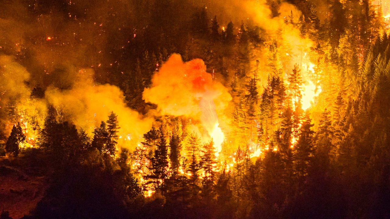 En la foto se muestra un incendio forestal que devora el monte Pirque en El Hoyo, en la región patagónica de la provincia de Chubut, Argentina. Miles de hectáreas de bosque fueron devastadas por el fuego en la Patagonia, donde se encuentra en alerta roja debido a las condiciones extremas, un año después de que la región experimentara sus peores incendios forestales en tres décadas. | Foto:MARTIN LEVICOY / AFP