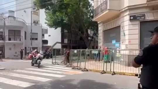 Se incendia un edificio lindero a la casa de Cristina Kirchner: dos personas fueron trasladadas