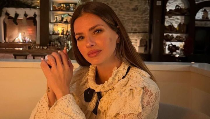 El increíble look nocturno de la China Suárez que será tendencia este invierno 2026: impronta urbana, elegancia y plumas