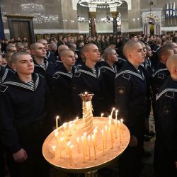 Cadetes navales rusos asisten a un servicio en la Catedral Naval de Kronstadt, San Petersburgo. | Foto:OLGA MALTSEVA / AFP