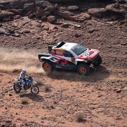El piloto español del equipo Pedrega, Carlos López, y el piloto sudafricano de Toyota Gazoo Racing, Henk Lategan, con su copiloto, el sudafricano Brett Cummings, compiten en la Etapa 3 de la 48ª edición del Rally Dakar 2026, entre Al-Ula y Al-Ula, Arabia Saudita. | Foto:Giuseppe Cacace / AFP