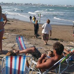 En la Argentina, una familia tipo necesita disponer de $3.880.488 en promedio para irse de vacaciones a destinos nacionales, mientras que para veranear en el exterior debe disponer de $10.334.454, según reveló un informe del Instituto de Economía (INECO) de la Universidad Argentina de la Empresa (UADE). | Foto:HERNAN ESPAÑA / NA