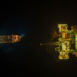 Imagen de la central eléctrica Deep Sea No. 1 realizando operaciones de transporte de petróleo condensado por la noche. El yacimiento de gas marino más grande de China, llamado Deep Sea No. 1, completó recientemente su envío número 100 de petróleo crudo desde su puesta en producción, anunció la Corporación Nacional de Petróleo Submarino de China (CNOOC, por sus siglas en inglés).  | Foto:Xinhua/CNOOC