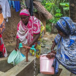 Imagen de residentes obteniendo agua del grifo, en la isla de Pemba, en Zanzíbar, Tanzania. Al combinar sistemas de suministro de agua potable con tratamiento de enfermedades, control de caracoles y educación sanitaria, el proyecto de control de la esquistosomiasis con ayuda de China e implementado conjuntamente con la Organización Mundial de la Salud y el Gobierno de Zanzíbar ha reducido significativamente las tasas de infección al tiempo que ha mejorado los medios de vida. | Foto:Xinhua/Emmanuel Herman