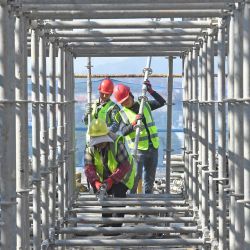 Imagen de trabajadores transportando andamios en un sitio de construcción, en la ciudad de Quanzhou, en la provincia de Fujian, en el sureste de China. | Foto:Xinhua/Lin Hongqin