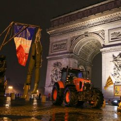 Tractores estacionados frente al Arco del Triunfo durante una manifestación del sindicato agrícola francés Coordination Rurale (CR) como parte de una jornada nacional de protestas y acciones convocadas por varios sindicatos de agricultores para presionar al gobierno francés a bloquear el acuerdo comercial del Mercosur y protestar contra su gestión de la epidemia de dermatitis nodular (DNC), en París. | Foto:Thomas Samson / AFP
