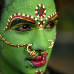 Un artista posa para una fotografía antes de actuar en el festival "Veedhi Virudhu Vizha", que exhibe formas de arte tradicional indio, en Chennai. | Foto:R. Satish Babu / AFP