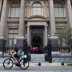 Un hombre circula en una bicicleta frente a la sede del Banco Central de la República Argentina (BCRA), en la ciudad de Buenos Aires, capital de Argentina. El BCRA anunció el miércoles que concertó con seis bancos internacionales una nueva operación financiera tipo "Repo", que le permite obtener financiamiento por 3.000 millones de dólares, a un plazo de poco más de un año. | Foto:Xinhua/Martín Zabala