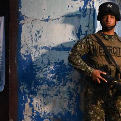 Un soldado colombiano patrulla cerca de la frontera con Venezuela en Cúcuta, Colombia. En un puente fronterizo entre Colombia y Venezuela, la confusión y la esperanza se mezclan entre los venezolanos tras la destitución del presidente Nicolás Maduro y su esposa, Cilia Flores, mientras periodistas de todo el mundo luchan por cruzar e informar sobre una historia cuyo desenlace aún es incierto. | Foto:Raúl Arboleda / AFP