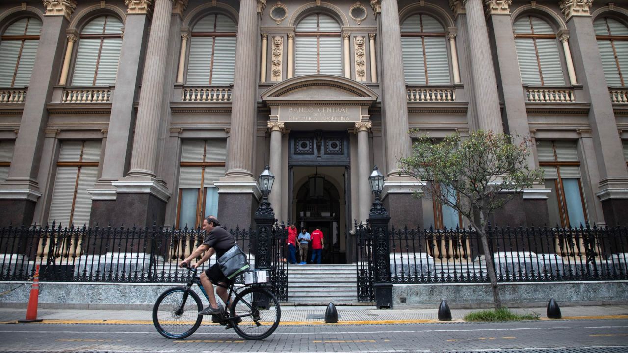 Un hombre circula en una bicicleta frente a la sede del Banco Central de la República Argentina (BCRA), en la ciudad de Buenos Aires, capital de Argentina. El BCRA anunció el miércoles que concertó con seis bancos internacionales una nueva operación financiera tipo "Repo", que le permite obtener financiamiento por 3.000 millones de dólares, a un plazo de poco más de un año. | Foto:Xinhua/Martín Zabala