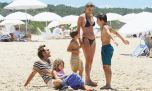 Las mejores fotos de Benjamín Vicuña junto a sus hijos y Anita Espasandin en la playa