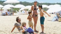 Las mejores fotos de Benjamín Vicuña junto a sus hijos y Anita Espasandin en la playa