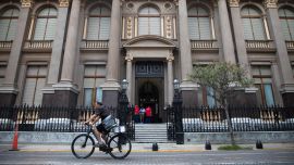 Un hombre circula en una bicicleta frente a la sede del Banco Central de la República Argentina (BCRA), en la ciudad de Buenos Aires, capital de Argentina. El BCRA anunció el miércoles que concertó con seis bancos internacionales una nueva operación financiera tipo "Repo", que le permite obtener financiamiento por 3.000 millones de dólares, a un plazo de poco más de un año.