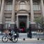 Fotogaleria Un hombre circula en una bicicleta frente a la sede del Banco Central de la República Argentina (BCRA), en la ciudad de Buenos Aires, capital de Argentina