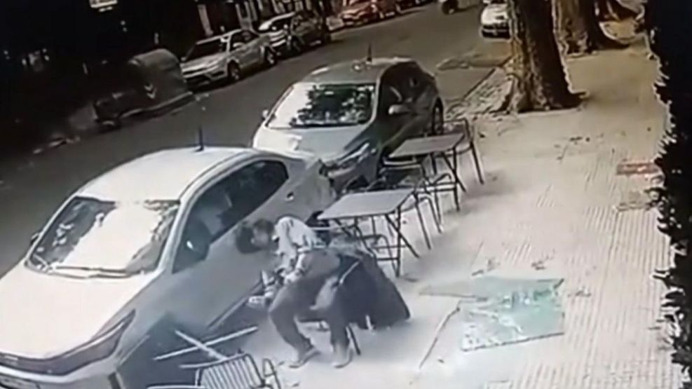 Un vidrio se desprendió desde un balcón y dejó herido a un vecino dentro de un bar