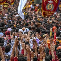 Devotos católicos se unen a la carroza que transporta la imagen de Jesús Nazareno, durante la procesión religiosa anual en Manila. Decenas de miles de católicos filipinos ondearon telas blancas y corearon "¡Viva, viva!" mientras una estatua histórica de Jesucristo desfilaba por las calles de Manila, en el evento religioso anual más grande del país. | Foto:JAM STA ROSA / AFP