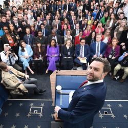 El vicepresidente estadounidense, J. D. Vance, mira a las cámaras tras él durante una rueda de prensa en la Sala Brady de la Casa Blanca, en Washington, D. C. | Foto:Mandel Ngan / AFP