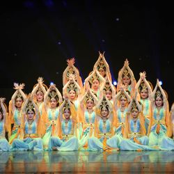 Imagen de actrices del centro cultural de la ciudad de Jiuquan de Gansu realizando la danza de Dunhuang durante el primer espectáculo de un evento cultural masivo de presentación y difusión llevado a cabo en la Sala de Conciertos de Lanzhou, en Lanzhou, en la provincia de Gansu, en el noroeste de China. | Foto:Xinhua/Chen Bin