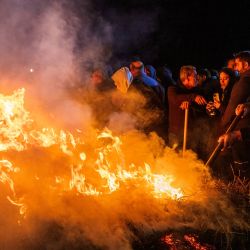 Imagen de agricultores bloqueando una autopista durante una protesta, en Thiva, a unos 70 kilómetros al norte de Atenas, Grecia. Agricultores griegos expresaron un cauto optimismo ante una renovada invitación del Gobierno para conversar con el primer ministro, Kyriakos Mitsotakis, mientras las protestas y los bloqueos de carreteras a nivel nacional entraron en una nueva fase. | Foto:Xinhua/Marios Lolos