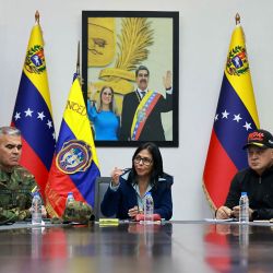 Esta fotografía, difundida por la oficina de prensa del Palacio de Miraflores, muestra a la vicepresidenta venezolana, Delcy Rodríguez (centro), hablando junto al ministro de Defensa, Vladimir Padrino López (segundo por la izquierda), y el ministro de Relaciones Interiores, Justicia y Paz, Diosdado Cabello (segundo por la derecha), durante un consejo de ministros en la sede de la Vicepresidencia en Caracas. El presidente Donald Trump insistió ese mismo día en que Estados Unidos estaba "a cargo" de Venezuela tras la toma del poder de Nicolás Maduro, pero también estaba tratando con el nuevo liderazgo interino en Caracas. | Foto:Marcelo García / Oficina de prensa de Miraflores / AFP