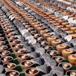 Los trabajadores examinan productos de salsa de soja en un taller en la ciudad de Huai'an, provincia de Jiangsu, este de China. | Foto:AFP