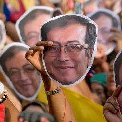 Manifestantes muestran imágenes del presidente colombiano Gustavo Petro durante la Marcha por la Soberanía y la Democracia contra las amenazas del presidente estadounidense Donald Trump al presidente de Colombia en Cali, Colombia. El presidente colombiano Gustavo Petro se declaró dispuesto a "tomar las armas" ante las amenazas de su homólogo estadounidense, Donald Trump, quien el fin de semana capturó al líder de la vecina Venezuela en un ataque militar. | Foto:JOAQUIN SARMIENTO / AFP