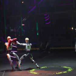 Un árbitro señala un punto mientras robots con guantes de boxeo intercambian golpes durante la competición Ultimate Fighting Bots (UFB) en el BattleBots Arena, al margen de la Feria de Electrónica de Consumo (CES) anual en Las Vegas, Nevada. | Foto:Patrick T. Fallon / AFP