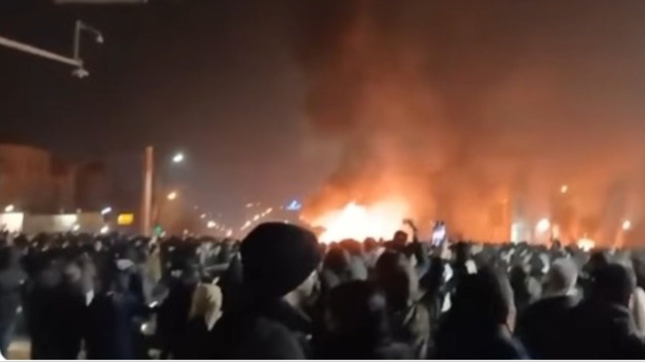 Denuncian brutal represión en Irán contra las protestas callejeras: los videos | Perfil