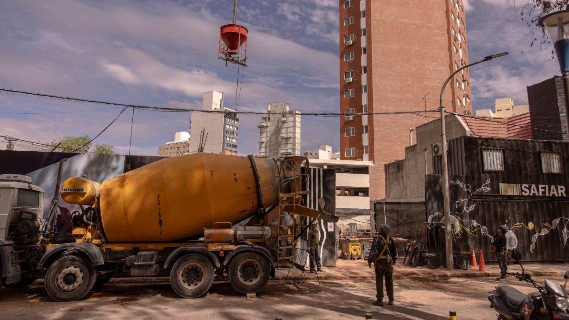 Argentina construction posts largest monthly drop of 2025