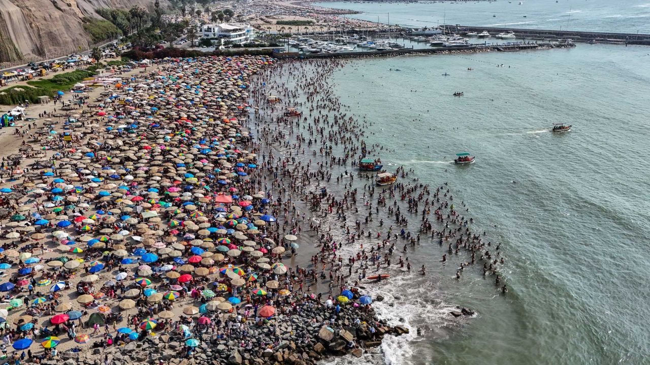 Vista aérea de la playa de Yuyos en Lima, Perú. | Foto:CONNIE FRANCE / AFP