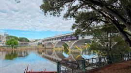 Crisis hídrica en plena temporada: Villa Carlos Paz sin agua tras una creciente histórica que dejó el lago a tope