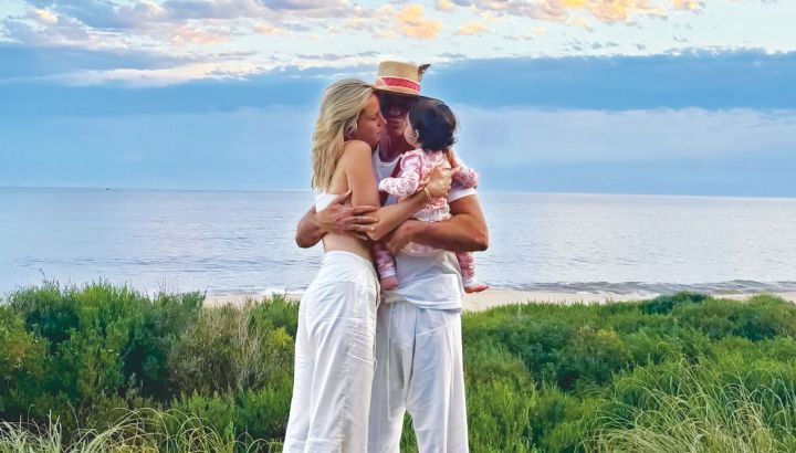 Alan Faena y sus fotos familiares junto a Grace Goldsmith y su hija, en Punta