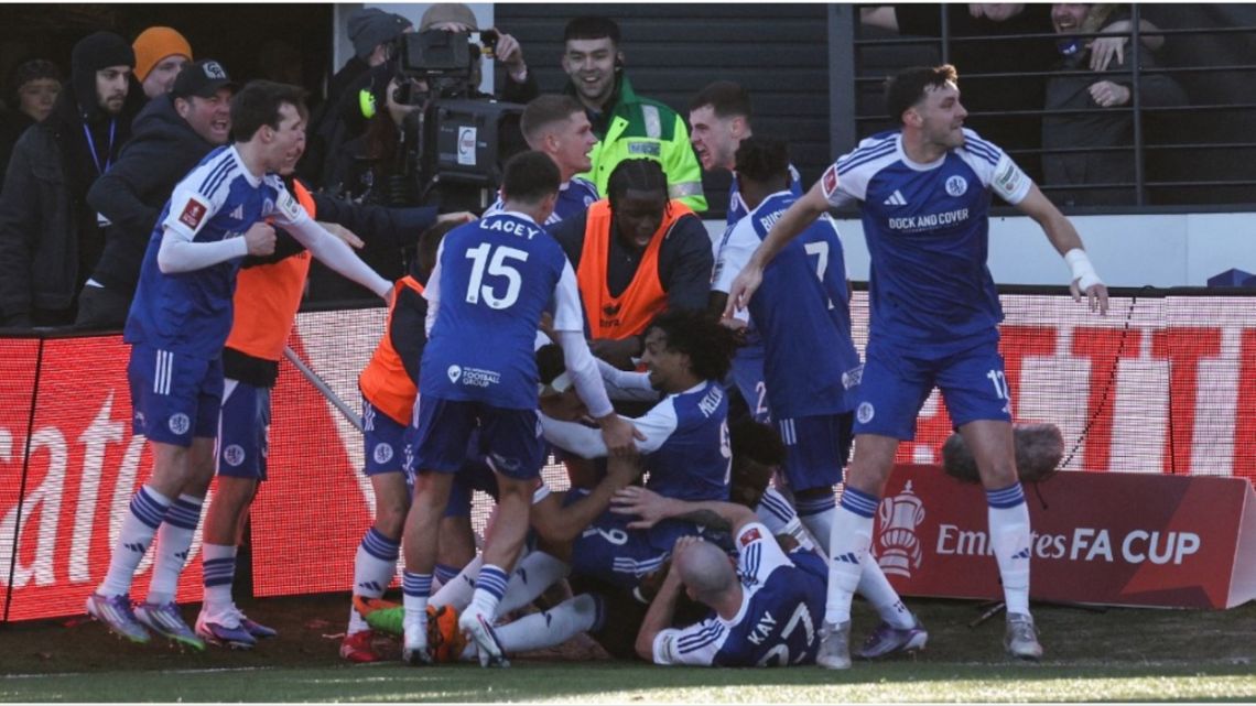 Histórico batacazo en la FA Cup: un equipo de la sexta división inglesa eliminó al último campeón