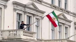 Un manifestante izó una bandera preislámica en la embajada de Irán en Londres