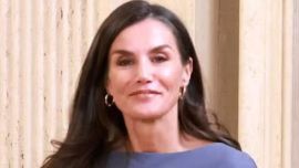 El look de la reina Letizia Ortiz adelanta la gran tendencia del invierno 2026: vuelve el traje tizado