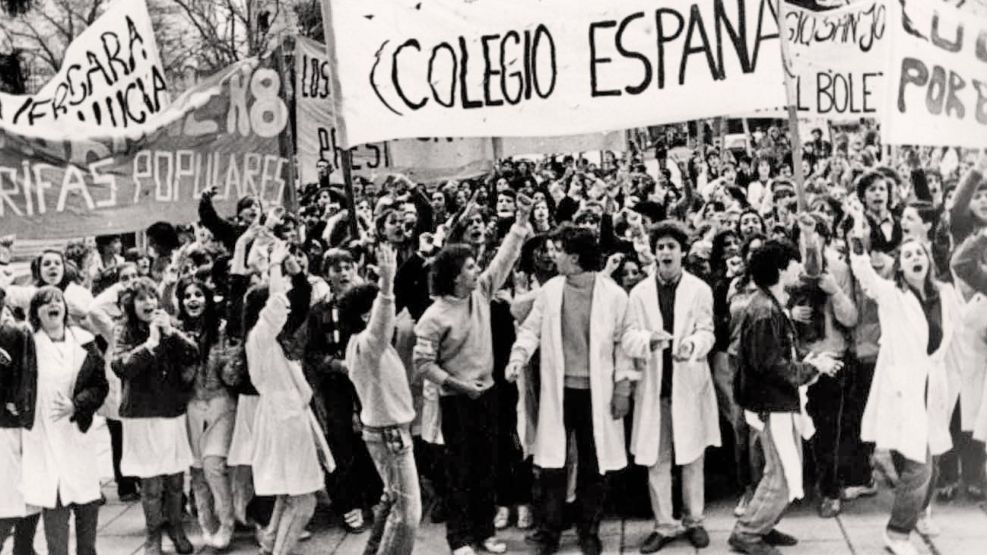 100126_estudiantes_protesta_dictadura_argentina_cedoc_g