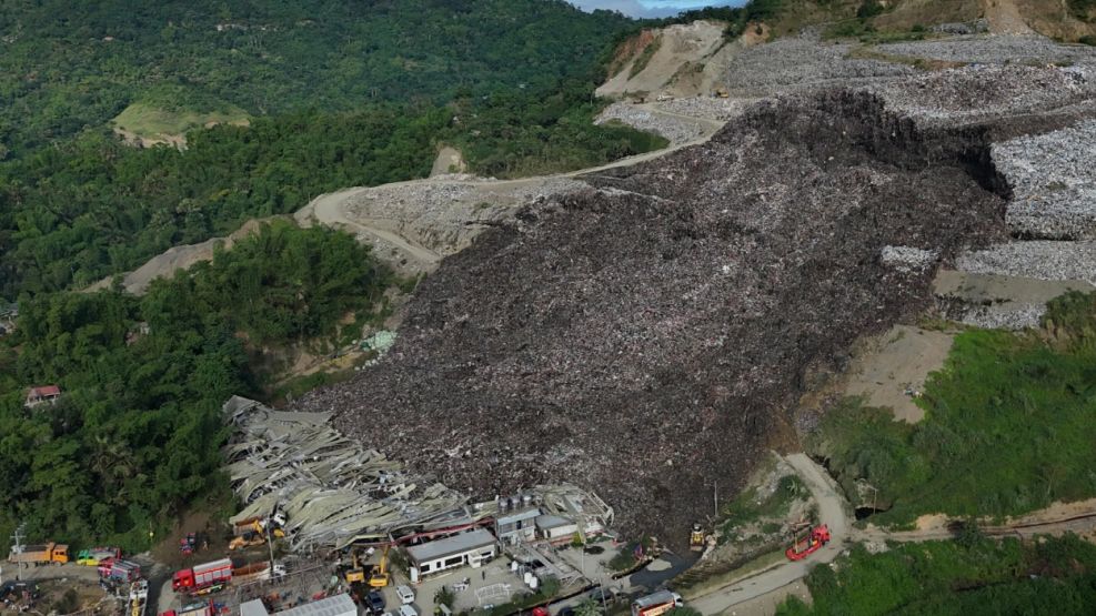 En Filipinas un vertedero de basura colapsó y aplastó a decenas de trabajadores.