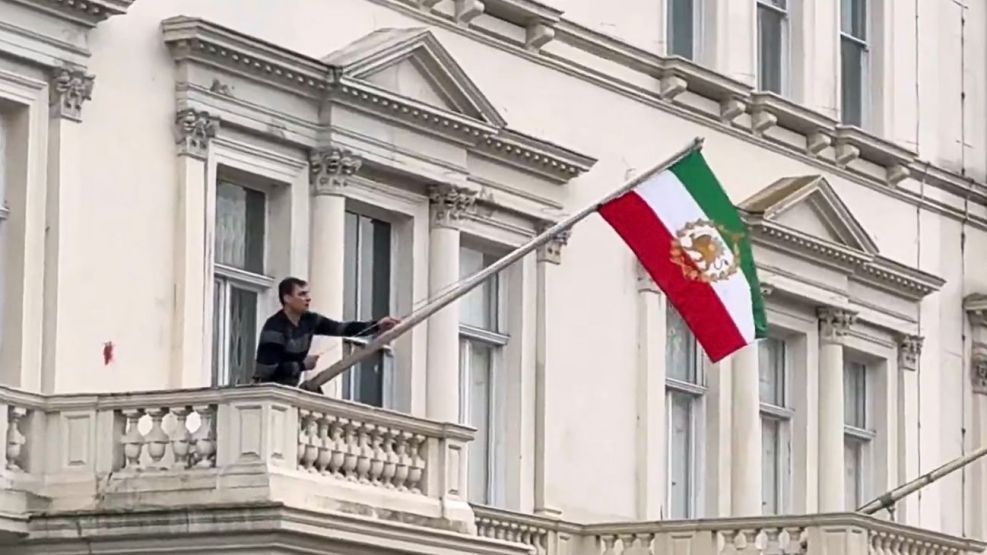 Un manifestante izó una bandera preislámica en la embajada de Irán en Londres
