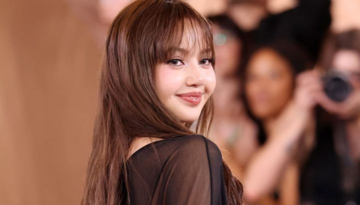 LISA de BLACKPINK cautivó con un impresionante look transparente en la alfombra roja de los Golden Globes 2026: el video