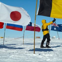 De la Antártida al Artico, Will Smith recorrió el planeta rodando al serie de National Geographic De Polo a Polo que se estrena en Disney +.