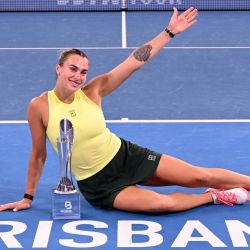 Aryna Sabalenka de Bielorrusia celebra con el trofeo después de ganar la final individual femenina contra Marta Kostyuk de Ucrania en el torneo internacional de tenis de Brisbane en Brisbane. | Foto:William West / AFP
