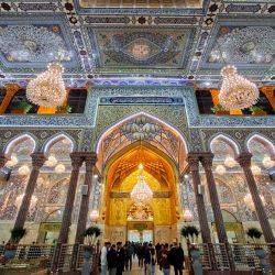 Devotos musulmanes visitan el santuario del imán Hussein, nieto del profeta Mahoma, en la ciudad santa de Karbala. | Foto:AHMAD AL-RUBAYE / AFP