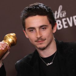 El actor franco-estadounidense Timothée Chalamet posa en la sala de prensa con el premio al Mejor Actor en una Película - Musical o Comedia por "Marty Supreme" durante la 83.ª edición de los Globos de Oro en el hotel Beverly Hilton de Beverly Hills, California. | Foto:ETIENNE LAURENT / AFP