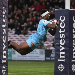 El centro fiyiano de Castres, Vuate Karawalevu, se lanza sobre la línea para anotar el primer try durante el partido de rugby union del grupo 2 de la European Rugby Champions Cup entre Gloucester y Castres Olympique en el Kingsholm Stadium en Gloucester. | Foto:JUSTIN TALLIS / AFP