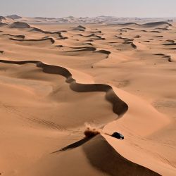 El piloto francés Sébastien Loeb y el copiloto francés Edouard Boulanger de Dacia Sandriders compiten en la etapa 8 de la 48.ª edición del Rally Dakar 2026, entre Wadi ad-Dawasir y Wadi ad-Dawasir en Arabia Saudita. | Foto:Giuseppe Cacace / AFP