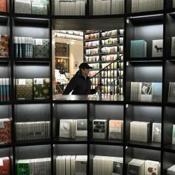 Esta fotografía muestra a una mujer visitando una librería en Pekín. Las ventas de libros impresos en todo el país no han logrado recuperar los niveles prepandémicos, según datos oficiales, a pesar de los esfuerzos de las autoridades por impulsar el consumo interno y el auge del comercio electrónico. | Foto:ADEK BERRY / AFP