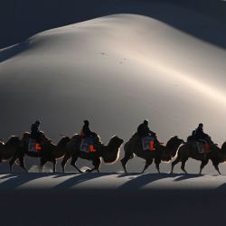 Imagen de turistas visitando el Area Escénica de la Montaña Mingsha y el Manantial de la Luna Creciente, en la ciudad de Dunhuang, en la provincia de Gansu, en el noroeste de China. | Foto:Xinhua/Zhang Xiaoliang